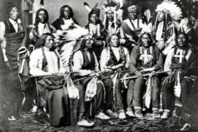 America. Capi Sioux in una foto del 1877.Farabolafoto
