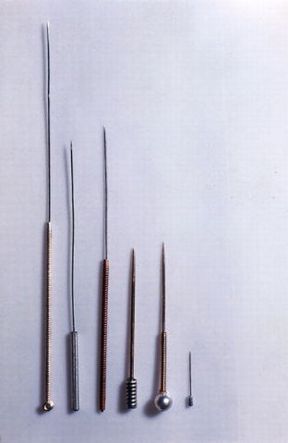 Aghi utilizzati per l'agopuntura. Agopuntura. Gli aghi utilizzati per la pratica dell'agopuntura sono di lunghezza, materiale e foggia differenti.