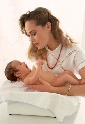 L'accrescimento del neonato. Accrescimento. Nel periodo fra la nascita e l'ossificazione dei dischi cartilaginei delle ossa lunghe, il neonato cresce rapidamente, raggiungendo il massimo sviluppo durante il primo anno di vita. 