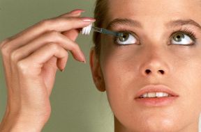 La cura dell'occhio: il collirio. Collirio. Il collirio è un prodotto destinato a veicolare nel sacco congiuntivale i farmaci per la cura o per la preparazione degli occhi a esami e interventi chirurgici. 