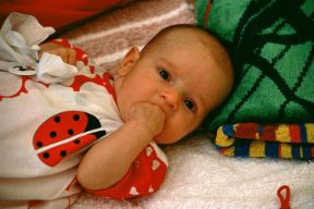 Perché i neonati amano succhiare il pollice. Pediatria. Durante il primo anno di vita, i neonati acquisiscono spesso l'abitudine di succhiarsi il pollice. Si tratta in genere di un comportamento normale che non va osteggiato in quanto riproduce la piacevolezza dell'allattamento.