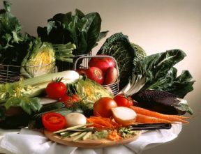 Le prioprietà della verdura. Alimentazione. La verdura, fonte preziosa di vitamine e sali minerali, ha un contenuto calorico sicuramente più basso di altri alimenti ricchi di grassi e carboidrati. Per questo consumarne molta è un requisito dei regimi disintossicanti e dimagranti.