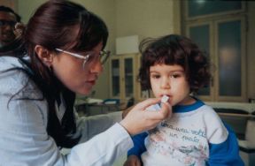Somministrazione di vaccino via orale. Prevenzione. La vaccinazione è uno strumento utile per la prevenzione di molte malattie. Nell'immagine: somministrazione per bocca di un vaccino.