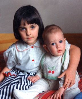 La gelosia del primogenito. Psicologia. Spesso la nascita di un fratellino costituisce un vero e proprio trauma per il primogenito che può mostrare forti segni di gelosia e assumere atteggiamenti ostili verso la madre, diventando capriccioso e irritabile. Un corretto atteggiamento da parte dei genitori è indispensabile per il superamento di questa fase e l'accettazione della nuova realtà.