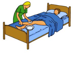 Bagno al paziente allettato: la pulizia del tronco e dell'addome. Il bagno a letto. Dopo aver completato l'operazione di pulizia della zona lombosacrale e del dorso, riportate il malato in posizione supina, lavate il tronco, l'addome, gli arti inferiori, i piedi e i genitali.