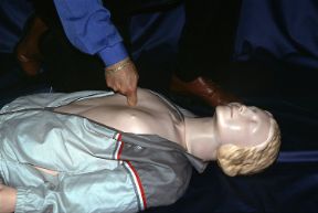 Come valutare lo stato di coscienza: pressione delle nocche sullo sterno. Valutare lo stato di coscienza. Per valutare lo stato di coscienza del paziente premete leggermente le nocche delle vostre dita sullo sterno (stimolo doloroso).