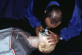 Arresto respiratorio. Ventilazione con maschera tascabile. Ventilazione con maschera tascabile. Se l'infortunato non respira e le sue vie respiratorie sono libere praticate due insufflazioni polmonari. L'impiego della maschera tascabile elimina il rischio di un possibile contagio.