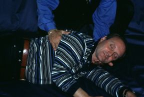 Rotazione del paziente. Rotazione del paziente. Se il paziente giace a faccia in giù bisogna girarlo su se stesso avendo cura di mantenere in asse la testa, il collo e il tronco.