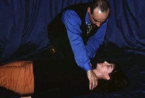 Valutazione dello stato di coscienza. Valutazione dello stato di coscienza. Scuotete il paziente afferrandolo per le spalle e chiamandolo con voce ferma.