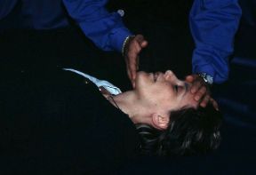 Apertura delle vie aeree. Apertura delle vie aeree. Se l'infortunato non è cosciente mettete in atto le manovre di apertura delle vie respiratorie sollevando il mento ed estendo il capo.