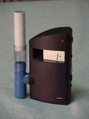 Misurazione del monossido di carbonio. Fumo. Lo smokerliser è un apparecchio che consente di misurare il livello di monossido di carbonio nell'aria espirata: è sufficiente soffiare nel boccaglio fino a svuotare completamente i polmoni, dopo aver trattenuto il respiro per alcuni secondi. 