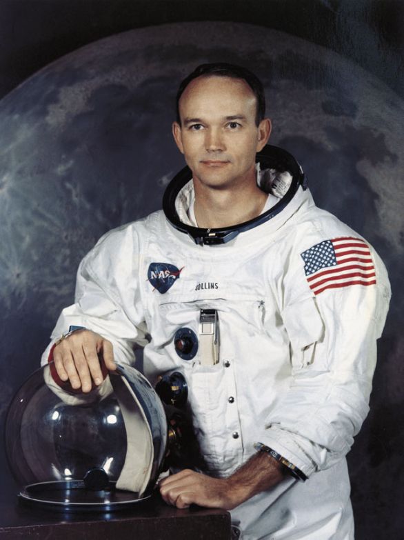 L'astronauta Michael Collins, terzo partecipante alla spedizione dell'Apollo 11 Nel 1966 Michael Collins partecipò alla missione Gemini 10, nel corso della quale effettuò il primo “lavoro” al di fuori della capsula, restando nello spazio esterno per 39 minuti. Nel luglio del 1969 fece parte dell'equipaggio della missione Apollo 11, primo sbarco dell'uomo sulla Luna, come pilota del modulo di comando Columbia.
