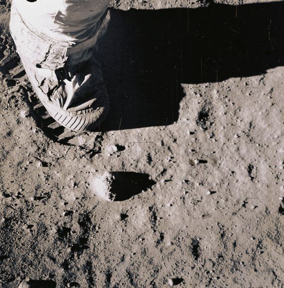 L'orma di Neil Armstrong sulla Luna Neil Armstrong fu il primo uomo a mettere piede sulla Luna il 20 luglio 1969 nel corso della missione Apollo 11.