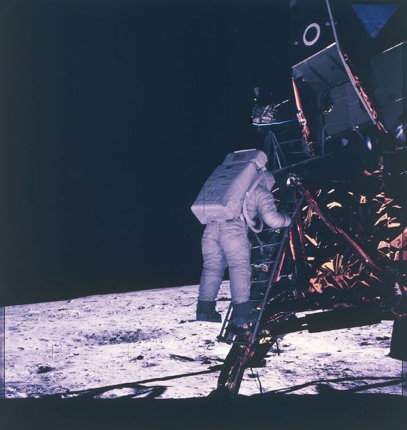 Neil Armstrong scende dalla scaletta del Lunar Module sulla Luna Nel 1969, Armstrong era il comandante della missione Apollo 11 e fu il primo a toccare la superficie lunare. In quel momento pronunciò una frase divenuta poi celebre: 