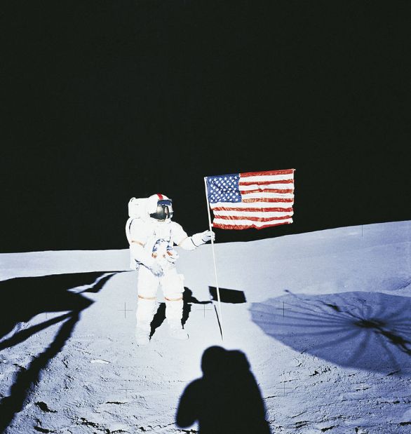 Neil Armstrong mentre pianta la bandiera degli Stati Uniti La corsa allo spazio fu un aspetto importante della guerra fredda tra Stati Uniti e Unione Sovietica. I due blocchi si sfidarono nella conquista della Luna e delle tecnologie spaziali.