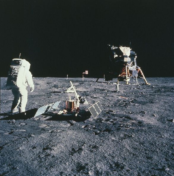 L'astronauta Edwin Aldrin mentre posiziona un sismometro sulla superficie lunare Edwin Aldrin, meglio conosciuto con il soprannome di Buzz, fu il secondo uomo a mettere piede sulla Luna, il 20 luglio 1969, nel corso della missione Apollo 11.