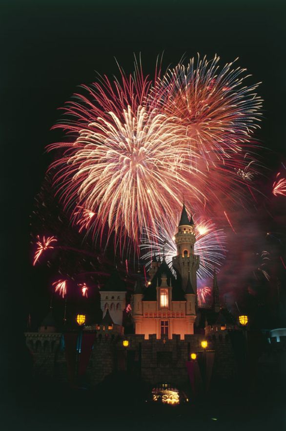California, Disneyland, il Castello della Bella Addormentata illuminato da fuochi d'artificio I fuochi d'artificio sono sostanze chimiche in grado di dar luogo a reazioni di esplosione di vario colore, sono realizzati con polvere pirica e destinati a spettacoli all'aperto.
