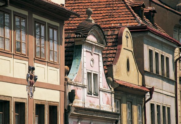 Praga, via Nerudova Via Nerudova, dal nome dello scrittore Jan Neruda che vi abitò alla metà del secolo scorso, è una stretta e pittoresca strada sulla quale si affacciano grandiosi palazzi barocchi e case ornate da curiosi stemmi e animali araldici.
