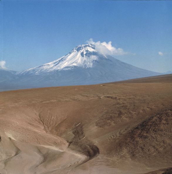 Cile, dune del deserto di Atacama Il deserto di Atacama è un territorio del Cile settentrionale, esteso nelle regioni di Antofagasta e di Atacama. La vegetazione, poverissima compare soltanto dove la falda acquifera si avvicina alla superficie e in prossimità dell'oceano, dove più frequenti sono le nebbie. La scarsa popolazione è dedita allo sfruttamento dei ricchi giacimenti minerari (nitrati, cloruri e solfati soprattutto) ed è raccolta in centri sorti presso i principali giacimenti, collegati da brevi tronchi ferroviari alla ferrovia longitudinale cilena e ai porti della costa.