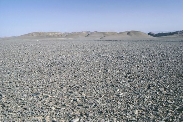 Cina, territorio del Xinjiang Uygur nel deserto del Taklimakan Il Taklimakan Shamo è un territorio desertico della Cina occidentale, nel Sinkiang Uighur (Regione del NW), limitato a N dal fiume Tarim, occupa la parte centrale del Turkestan Orientale. È una delle regioni più aride della Terra, con precipitazioni annue bassissime ed escursioni termiche elevatissime.