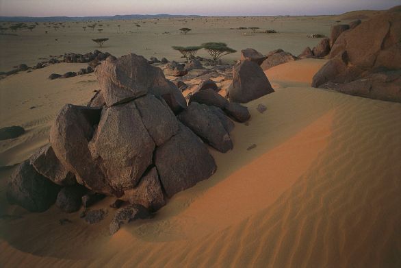 Sudan, deserto libico nelle vicinanze della sesta cateratta Il deserto libico copre una regione che si estende dalla Libia, all'Egitto, fino al Sudan. L'aridità del clima, il continuo spirare del vento (khamsīn) e la mancanza quasi totale di acqua e di vegetazione limitano la possibilità di popolamento a poche oasi. È anche chiamato, specie in Egitto, Deserto Occidentale.