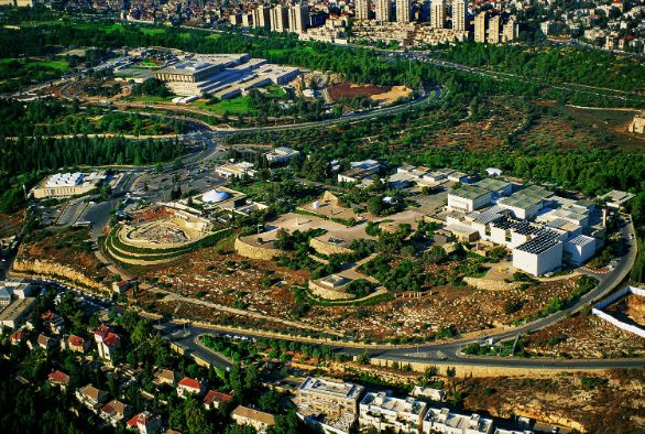 Gerusalemme, Israel Museum L’Israel Museum, la principale istituzione culturale israeliana, si estende su cinque ettari di edifici e giardini. Ogni anno è visitato da un milione di persone.