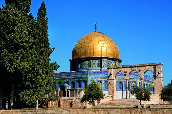 Gerusalemme, Moscha di Omar La Cupola della Roccia è spesso chiamata “moschea di Omar”. In realtà non è una moschea ma un santuario e a costruirla, mezzo secolo dopo il califfo Omar, fu il califfo Abd el-Malik, tra il 685 e il 691 d.C.