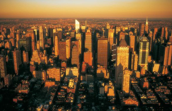 new York, grattacieli Guglie in stile neogotico e forme avveniristiche si alternano sui grattacieli di New York. La foresta di torri che copre buona parte di Manhattan è il risultato di due fattori: il costo dei terreni, che rende indispensabile sfruttare lo spazio disponibile in altezza, e il desiderio di mostrare al mondo le capacità e l’audacia degli ingegneri e dei costruttori.