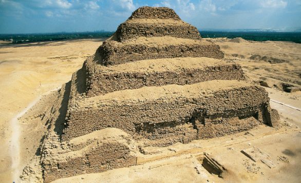 Egitto, Mastaba La Mastaba a gradini di Saqqara, monumento funebre di re Zoser della III dinastia, è costituita da sei gradini rientranti di due metri ciascuno, raggiunge un'altezza di oltre 56 metri