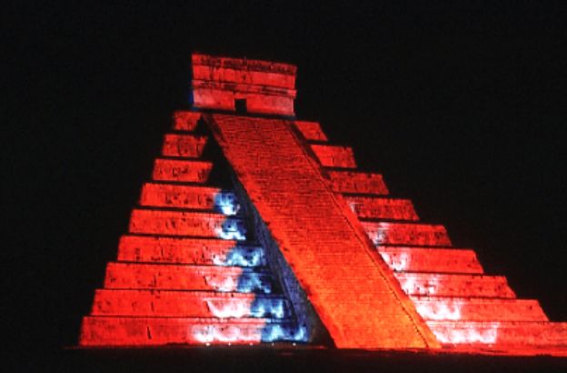 piramide-kulkulkan-di-notte