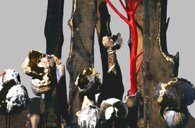 Maria-Cristina-Carlini,-La-mia-Wunderkammer,-2013,-grès,-smalto,-oro,-legno-di-recupero,-250x300-cm