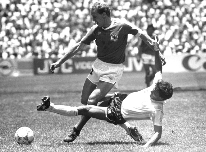Brown vs Rummenigge Il difensore argentino Brown in un duello con il tedesco Karl-Heinz Rummenigge. La Nazionale argentina vinse (3-2) la finale dei mondiali contro la Germania il 29 giugno del 1986 all'Aztec Stadium di Città del Messico.