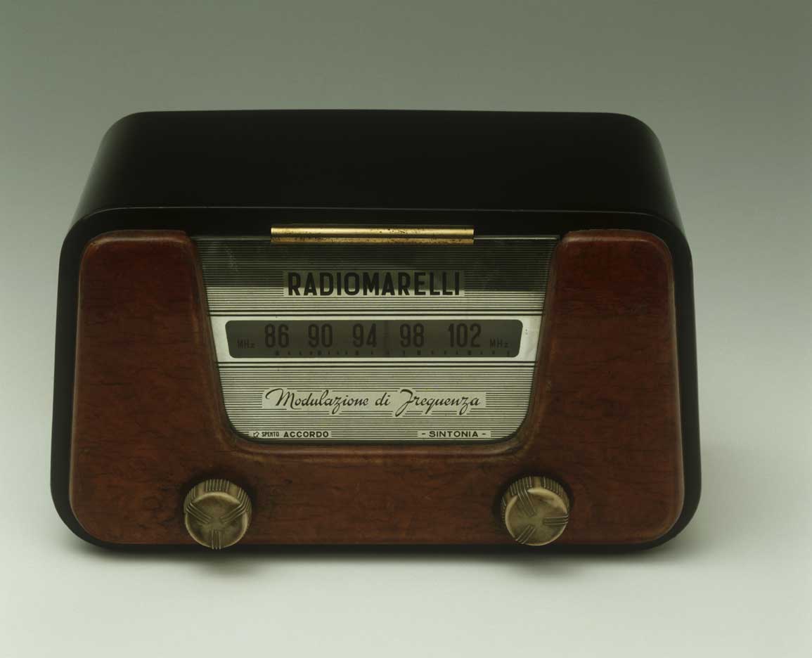 Radio sintonizzatore a modulazione di frequenza Radiomarelli Radio sintonizzatore a modulazione di frequenza Radiomarelli in metallo a imitazione radica, anni Quaranta del Novecento.
De Agostini Picture Library