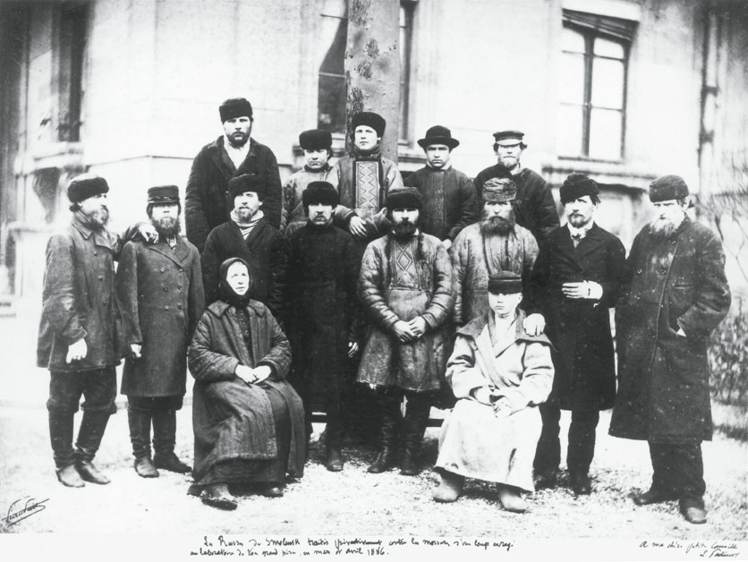 Gruppo di russi di Smolensk curati da Pasteur dopo il morso di un lupo con la rabbia Nell'uomo il periodo di incubazione della rabbia oscilla tra 20-100 giorni, anche un anno, mentre è più breve in caso di ferite al volto. La sintomatologia è caratterizzata da malessere generale, depressione psichica; segue un periodo di eccitazione con cefalea, irrequietezza, spasmi dolorosi ai muscoli della deglutizione, con sensazione di strozzamento nel tentativo di bere acqua (idrofobia), tremori, convulsioni; da ultimo subentrano la paralisi dei gruppi muscolari e la morte in 4-5 giorni per paralisi cardiaca o respiratoria. Non esiste terapia specifica, l'unica arma è la prevenzione, che si attua con la vaccinoprofilassi.