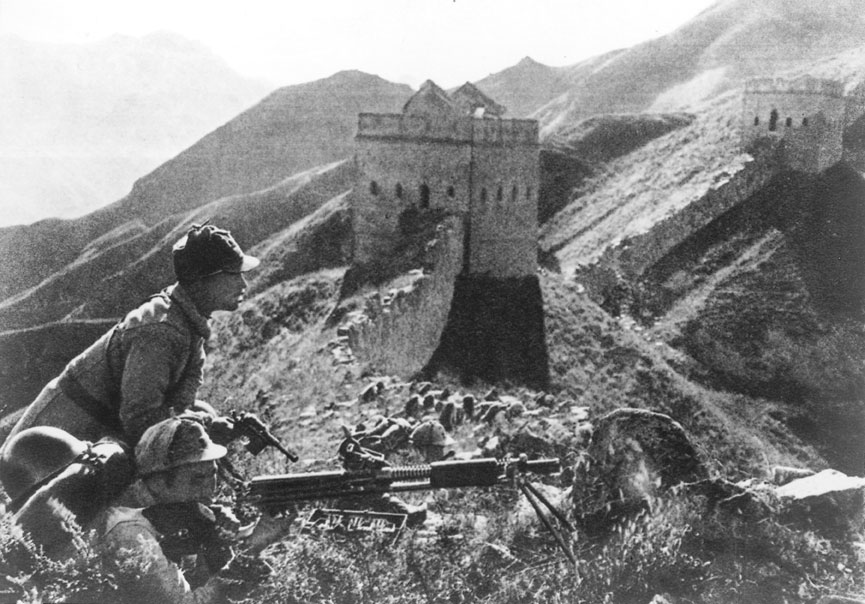 La guerra sino-giapponese Reparti dell'esercito cinese schierati lungo la Grande Muraglia nei pressi di Ping Sing-Kuan durante la seconda guerra sino-giapponese (1937-1945).