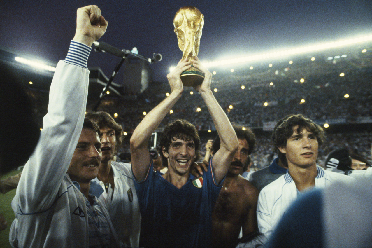 La vittoria dell'Italia ai Modiali del 1982 Paolo Rossi alza la coppa dopo la vittoria dell'Italia nella finale contro la Germania Ovest (3-1) del campionato mondiale del 1982.