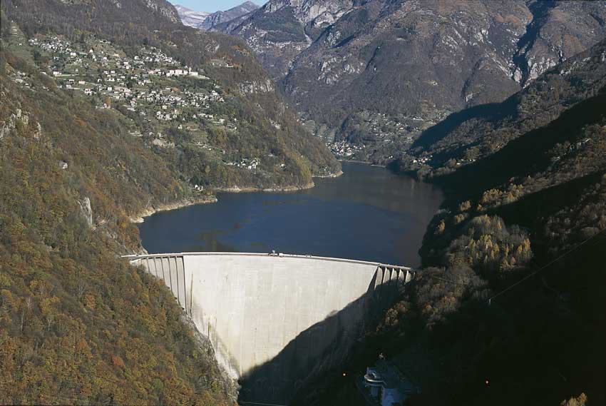 diga del lago di Vogorno Veduta aerea della diga del lago di Vogorno, in Svizzera.
© De Agostini Picture Library.