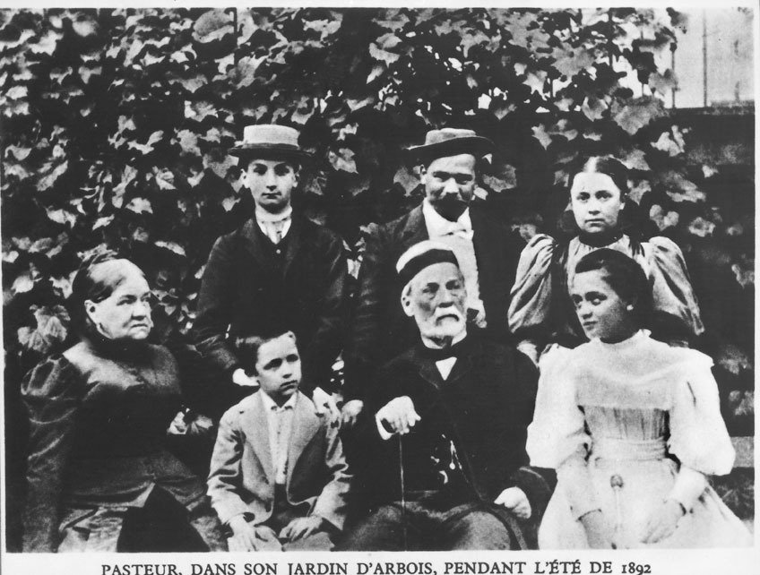 Louis Pasteur con la moglie Marie Laurent, la figlia e i nipoti nel giardino di Arbois (estate 1892). Marie Laurent (1826-1910) figlia del rettore dell'Università di Strasburgo, sposò il chimico e microbiologo Louis Pasteur a Strasburgo il 29 maggio 1849. Insieme ebbero cinque figli.