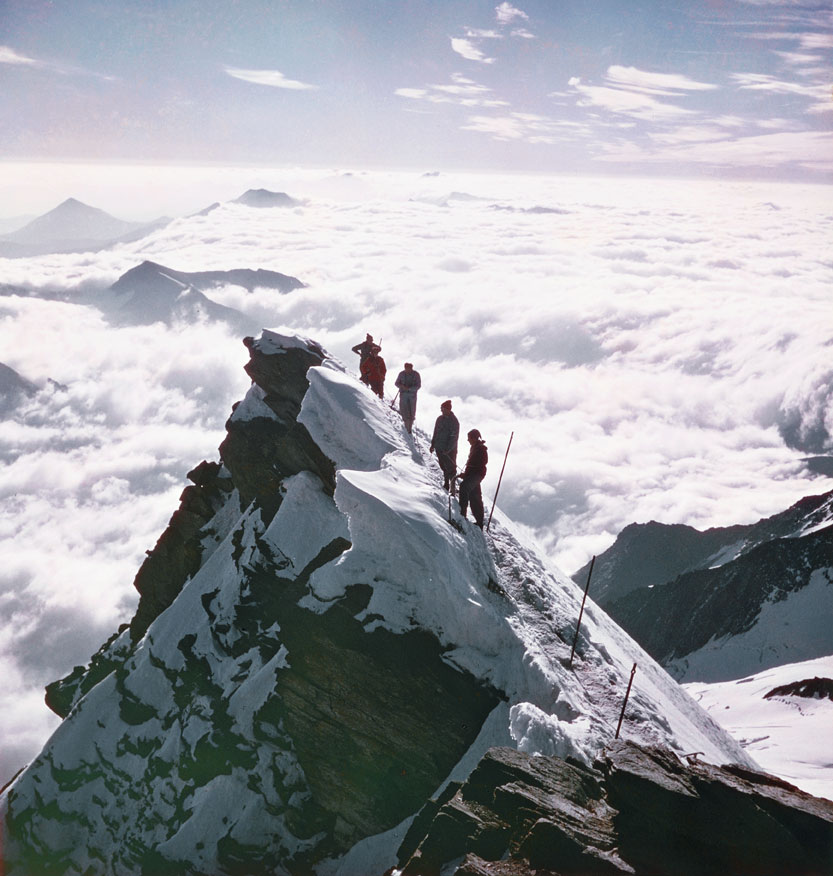 Austria, monte Grossglockner (3797 m) Il Grossglockner è la montagna più elevata dell'Austria con i suoi 3797 m. Le sue pendici sono ricoperte da estesi ghiacciai, tra cui il Pasterze (24 km²), il maggiore dell'Austria; è parzialmente risalito da una strada panoramica inaugurata nel 1935 e aperta solo nella stagione estiva, che collega Heiligenblut a Fusch an der Grossglockner, superando i 2500 m s.m. di quota. La sua cima fu scalata per la prima volta nel 1800 da P. Horasch. 