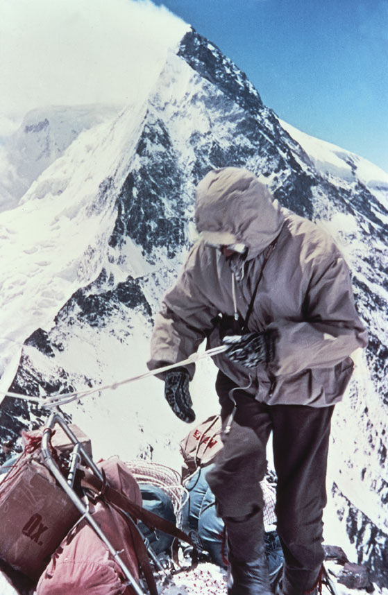 Conquista del K2 da parte di Ardito Desio nel 1954 Geologo italiano (Palmanova, Udine, 1897-Roma 2001). Professore e direttore dell'Istituto di geologia dell'Università di Milano, socio nazionale dei Lincei, si dedicò a importanti studi di geologia e di paleontologia sia in Italia che all'estero. Nel 1954 organizzò e diresse la spedizione alpinistica al K2 (ascensione Compagnoni-Lacedelli). Il 18 aprile 2001, in occasione del suo 104° compleanno, il presidente Repubblica Ciampi gli conferì la medaglia d'oro 