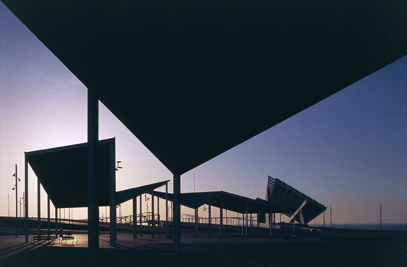 Cellula fotovoltaica, Parco del Forum Sullo sfondo la cellula fotovoltaica realizzata a Barcellona presso il Parco del Forum da un progetto di Elías Torres e Martínez Lapena.
De Agostini Picture Library