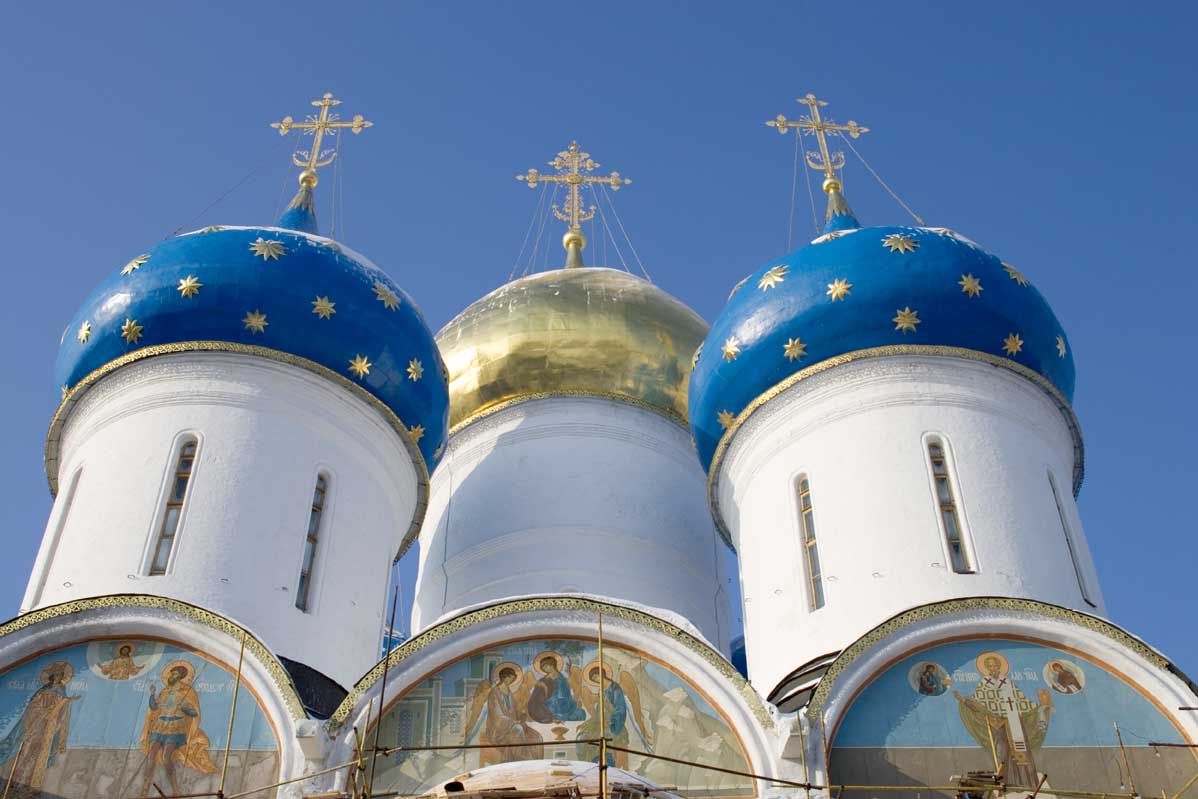 Particolare delle cupole della Cattedrale dell'Assunzione (1585), situata nel cuore del monastero della Trinità di San Sergio (fondato nel secolo XIV). Il monastero si trova nella città di Sergiev Posad, vicino Mosca.
De Agostini Picture Library