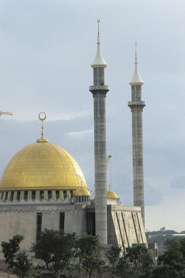 La moschea di Abuja L'Islam cominciò a diffondersi tra la fine del sec. XII e l'inizio del XIII influenzando profondamente il Paese sia sotto il profilo religioso sia sotto quello politico e culturale.