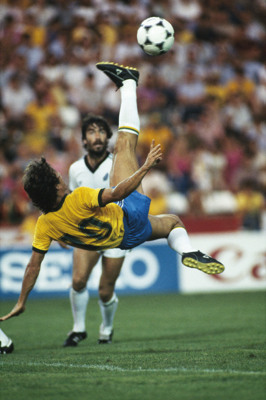 Il giocatore Arthur Antunes Coimbra più noto come Zico Il giocatore brasialiana Zico segna in rovesciata il suo primo gol durante il campionato mondiale del 1982 nella partita contro la Nuova Zelanda.