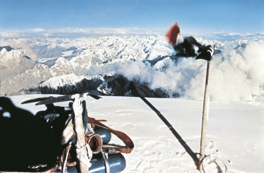 Spedizione italiana del 1954 alla conquista del K2 in Pakistan Il K2 è la seconda cima della Terra per elevazione con i suoi 8611 m. La prima spedizione che riuscì a scalarne la cima fu quella italiana guidata da Ardito Desio il 31 luglio 1954. 