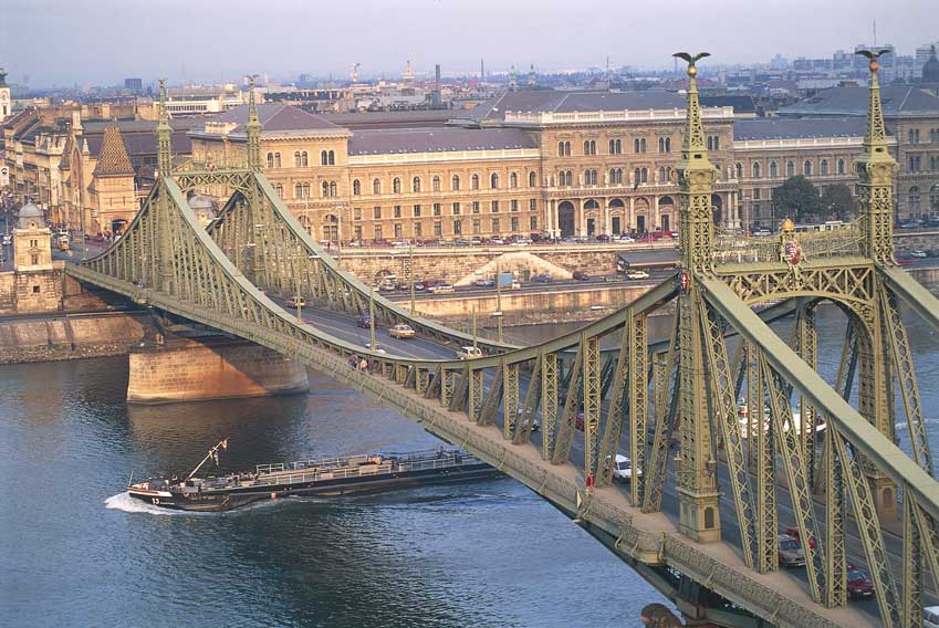 Il ponte della Libertà, Budapest Il ponte della Libertà (Szabadság híd) a Pest (Budapest), eretto in stile Art Nouveau nel 1896, progettato da Janos Feketehazy e Aurel Czekelius con Virgil Nagyin. Ricostruito dopo il 1945.
De Agostini Picture Library
