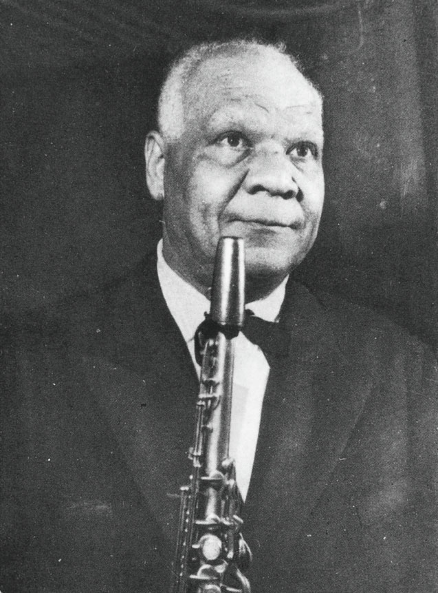 Sidney Bechet (1897-1959), sassofonista e clarinettista jazz Con Louis Armstrong e Sidney Bechet il jazz di New Orleans tocca il culmine e muore, trasformandosi in uno stile nuovo, più solistico e aggressivo. Sidney Bechet, autodidatta, imparò a suonare quasi tutti gli strumenti del jazz con preferenza per il clarinetto e soprattutto per il sassofono soprano. Incominciò a farsi apprezzare nel 1923 con i Blue Five di Clarence Williams, quindi si recò più volte in Europa. Dopo la seconda guerra mondiale si stabilì in Francia, diventando l'idolo di migliaia di amatori e il polo d'attrazione di tutte le iniziative jazzistiche.