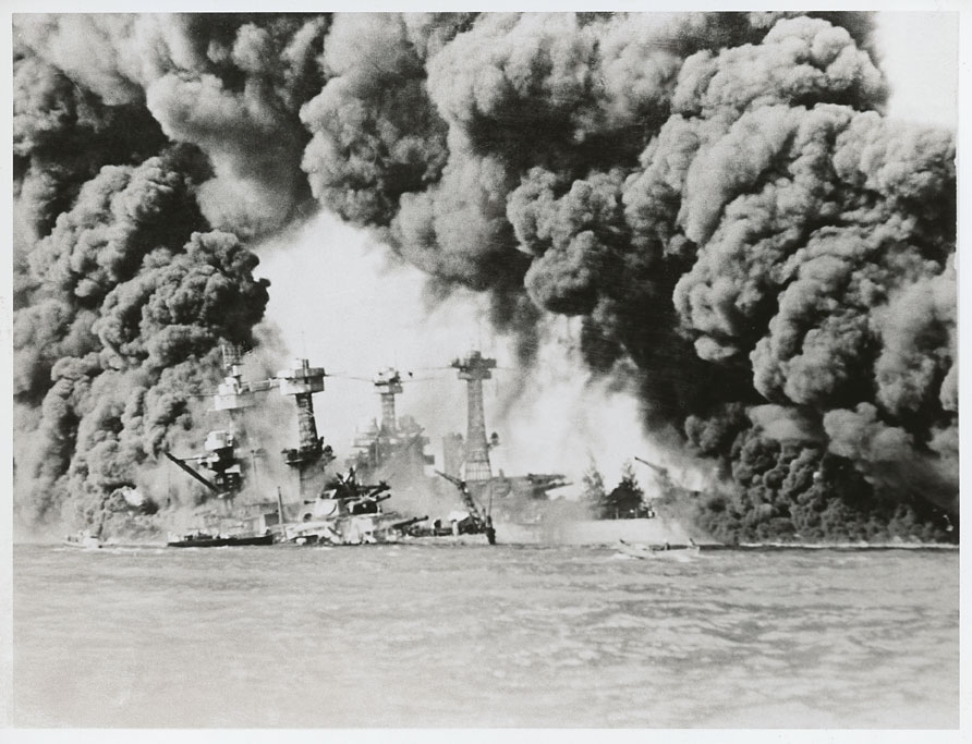 Immagine dell'attacco giapponese Sebbene gli Americani conoscessero e decifrassero sistematicamente i messaggi cifrati giapponesi, la flotta americana fu colta di sorpresa e praticamente annientata (7 corazzate affondate o fuori combattimento, 200 aerei distrutti al suolo, 2300 morti).