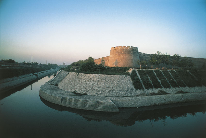 Le mura della città di Xi'an Xi'an è il capoluogo della provincia di Shaanxi, la più prospera città della Cina interna. È stata la capitale imperiale di undici dinastie.