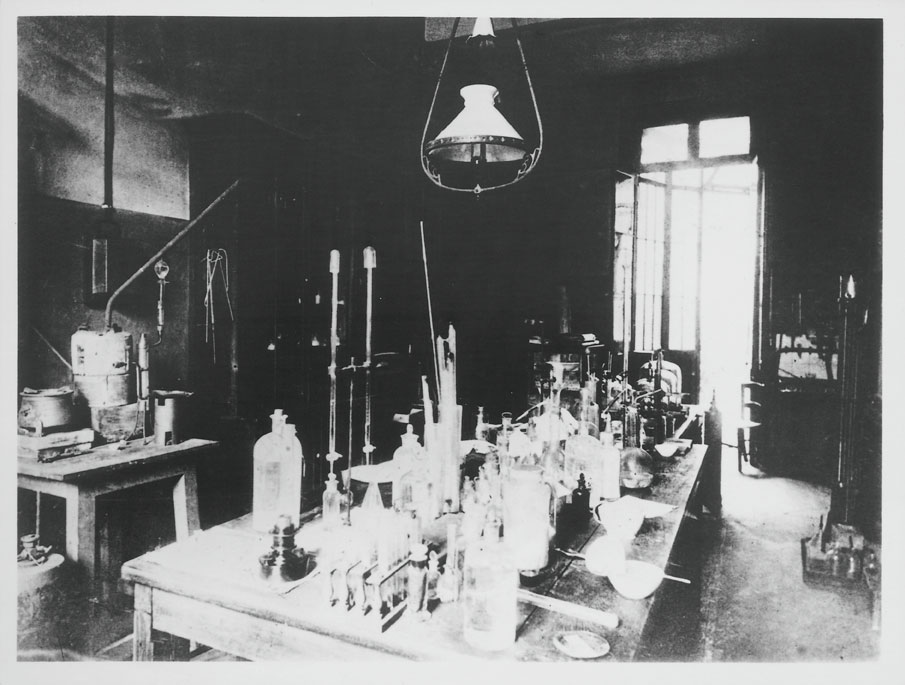 Il laboratorio dello scienziato a Parigi presso l'École Normale Nominato membro dell'Accademia di Francia, Pasteur vide prima della sua morte la creazione di un istituto scientifico intitolato a suo nome e nel quale le sue ricerche, che avevano aperto nuove prospettive sulla batteriologia e sull'immunologia, vennero ulteriormente sviluppate.